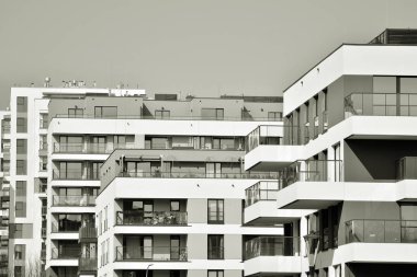 Modern bir apartman cephe. Siyah ve beyaz.