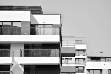 Modern bir apartman cephe. Siyah ve beyaz.