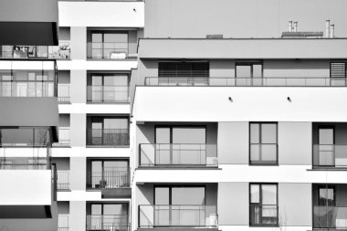 Modern bir apartman cephe. Siyah ve beyaz.