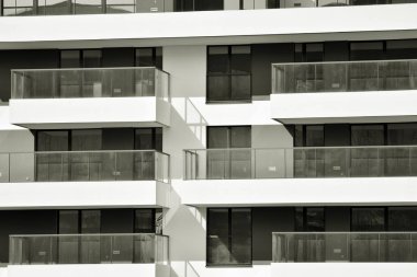 Modern bir apartman cephe. Siyah ve beyaz.