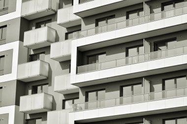Modern bir apartman cephe. Siyah ve beyaz.