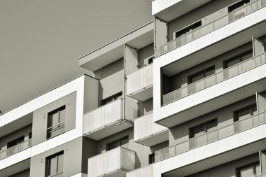 Modern bir apartman cephe. Siyah ve beyaz.