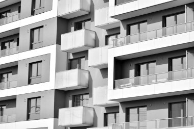 Modern bir apartman cephe. Siyah ve beyaz.