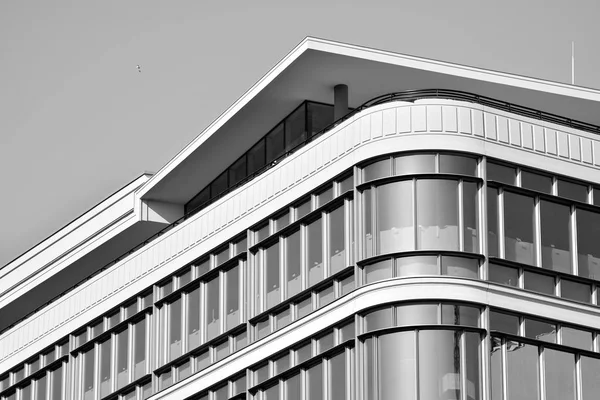 Moderne Stad Kantoorgebouw Buitenkant Zwart Wit — Stockfoto