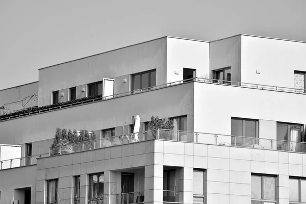 Fassade Eines Modernen Mehrfamilienhauses Schwarz Weiß — Stockfoto