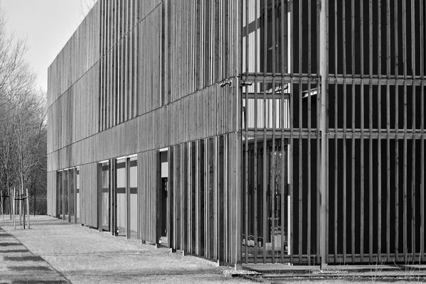 现代城市办公大楼外观 黑白相间 — 图库照片
