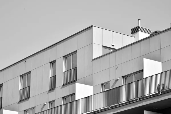 幕墙的现代的公寓楼 黑色和白色 — 图库照片