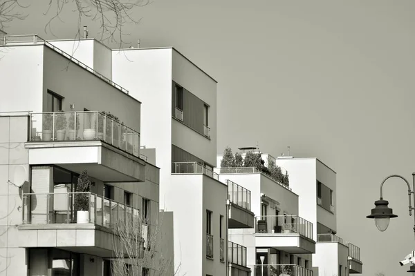 Fassade Eines Modernen Mehrfamilienhauses Schwarz Weiß — Stockfoto