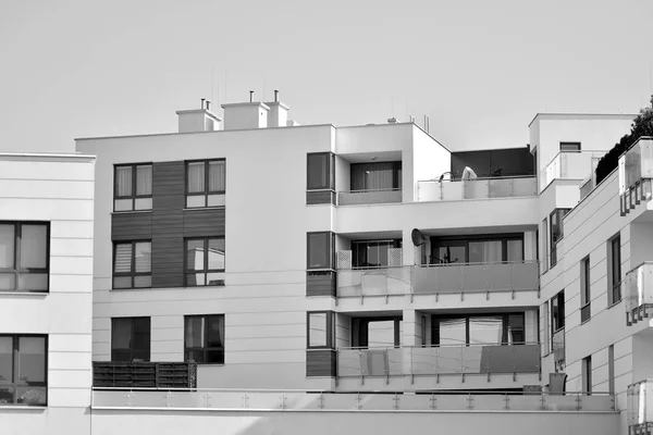 Fassade Eines Modernen Mehrfamilienhauses Schwarz Weiß — Stockfoto