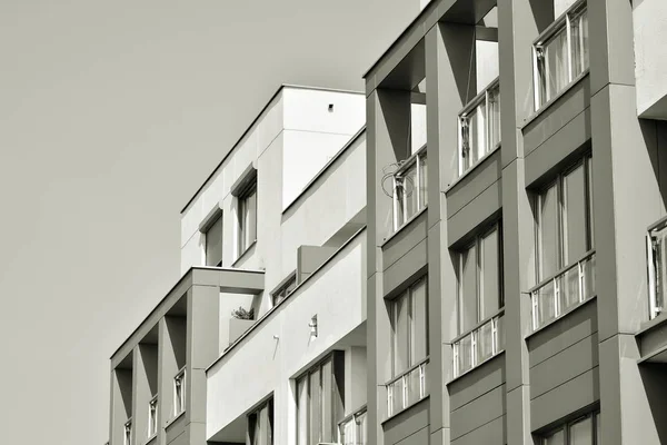 Fassade Eines Modernen Mehrfamilienhauses Schwarz Weiß — Stockfoto