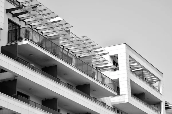 Modern bir apartman cephe. Siyah ve beyaz.