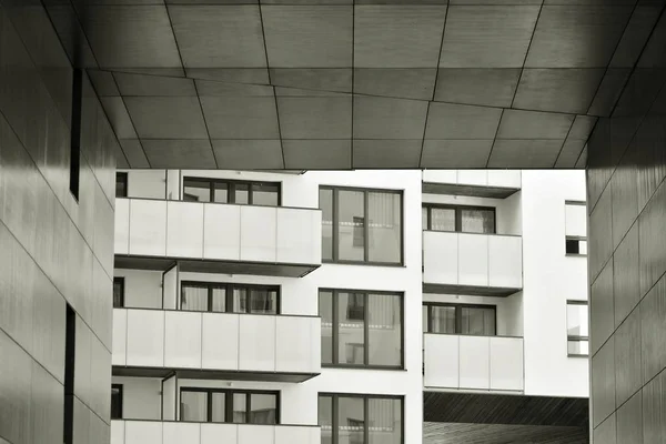 幕墙的现代的公寓楼 黑色和白色 — 图库照片