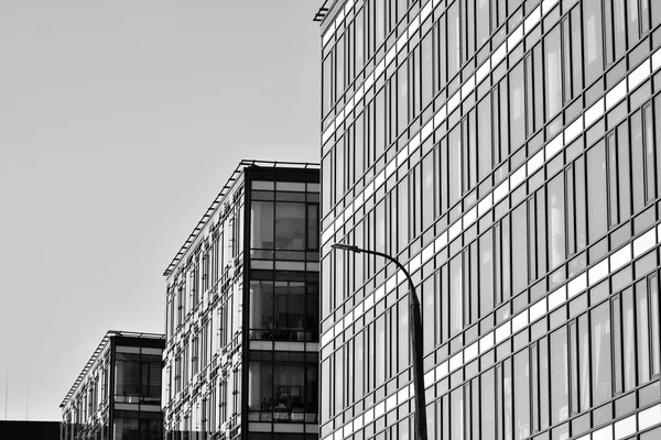 Moderno Edifício Escritórios Cidade Exterior Preto Branco — Fotografia de Stock