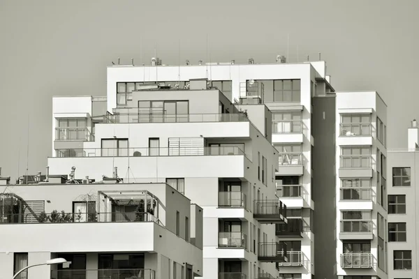 Προσοψη Του Μια Σύγχρονη Πολυκατοικία Μαύρο Και Άσπρο — Φωτογραφία Αρχείου