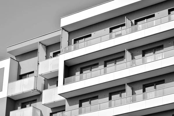 Fassade Eines Modernen Mehrfamilienhauses Schwarz Weiß — Stockfoto