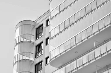 Modern bir apartman cephe. Siyah ve beyaz.