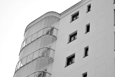 Modern bir apartman cephe. Siyah ve beyaz.