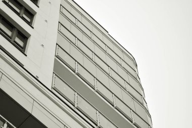 Modern bir apartman cephe. Siyah ve beyaz.