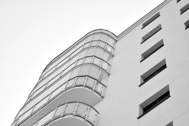 Modern bir apartman cephe. Siyah ve beyaz.