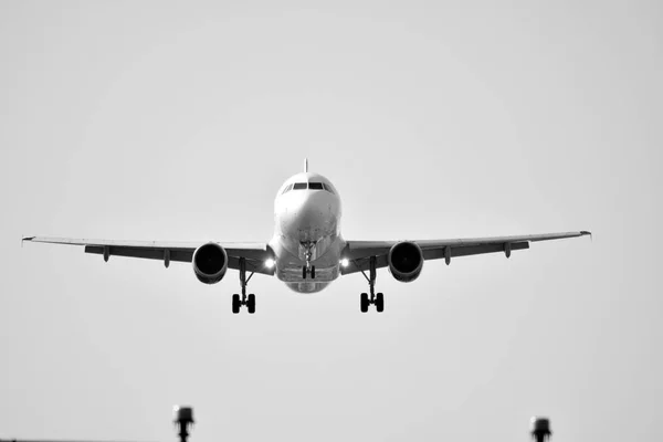 Flugzeug Landet Auf Dem Flughafen Schwarz Weiß — Stockfoto