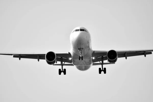 Avião Está Aterrar Aeroporto Preto Branco — Fotografia de Stock