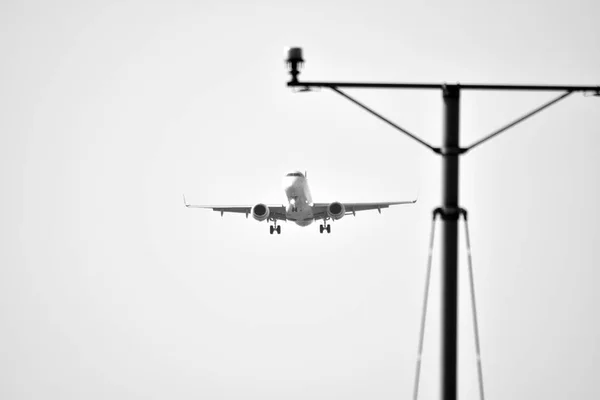 Flugzeug Landet Auf Dem Flughafen Schwarz Weiß — Stockfoto