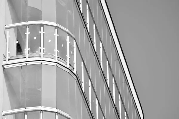 現代的なアパートの建物のファサード 黒と白 — ストック写真