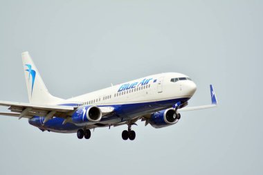 Varşova, Polonya. 3 Nisan 2018. Chopin havalimanına iniş yapmadan hemen önce yolcu uçağı mavi hava.