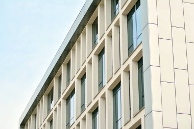 Modern mimarisi, cam ve çelik. Soyut mimari tasarım. 