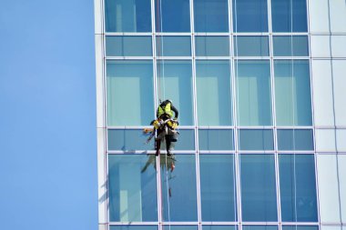  Endüstriyel dağcılar modern gökdelen pencere Yıkama.