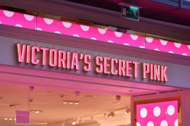 Varşova, Polonya. 4 Nisan 2018. Victoria'nın gizli pembe imzala. Tabela Victoria's Secret Pink şirket.