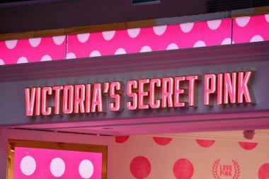 Varşova, Polonya. 4 Nisan 2018. Victoria'nın gizli pembe imzala. Tabela Victoria's Secret Pink şirket.