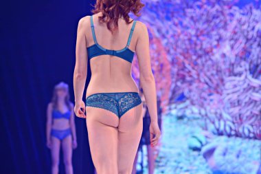 Lodz, Polonya. 7 Nisan 2018. İç çamaşırı gösteri salonu Bielizny. Güzel ince gövde kadının Studio