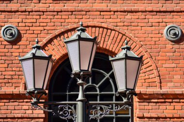 Kırmızı tuğla binalar canlanmış