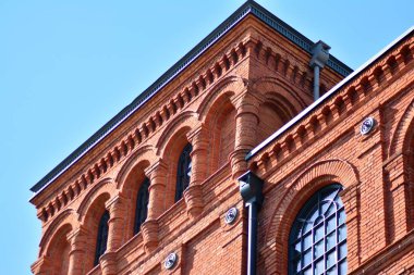 Kırmızı tuğla binalar canlanmış