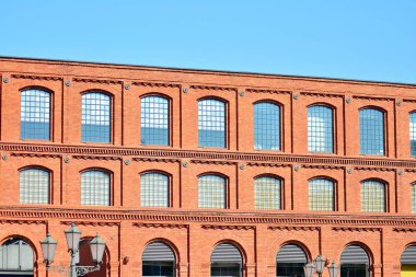 Kırmızı tuğla binalar canlanmış