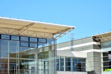 Modern mimarisi, cam ve çelik. Soyut mimari tasarım.