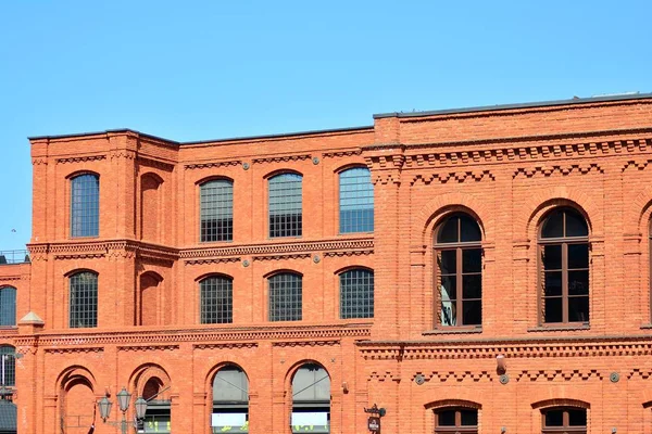 Kırmızı tuğla binalar canlanmış