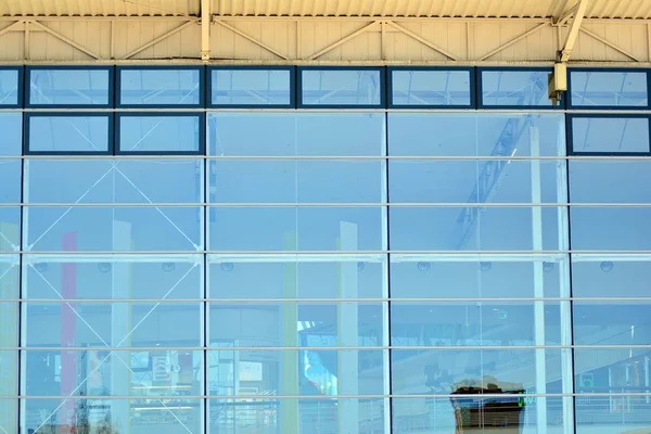 Modern mimarisi, cam ve çelik. Soyut mimari tasarım.