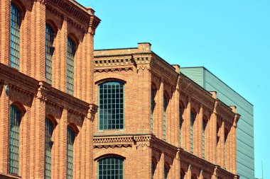 Kırmızı tuğla binalar canlanmış