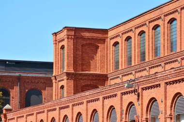 Kırmızı tuğla binalar canlanmış