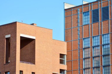 Kırmızı tuğla binalar canlanmış