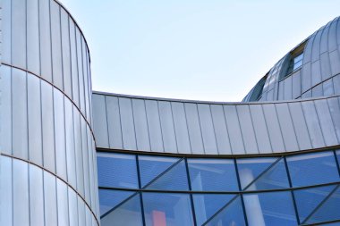 Modern mimarisi, cam ve çelik. Soyut mimari tasarım.