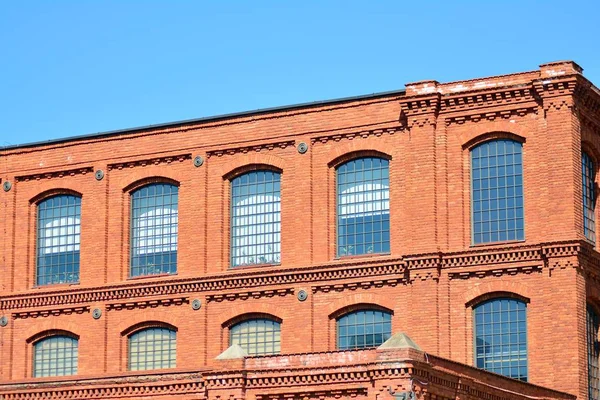 Kırmızı tuğla binalar canlanmış