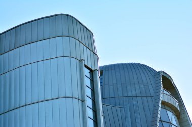 Modern mimarisi, cam ve çelik. Soyut mimari tasarım.