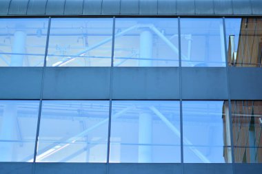 Modern mimarisi, cam ve çelik. Soyut mimari tasarım.