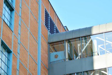 Kırmızı tuğla binalar canlanmış