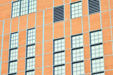 Kırmızı tuğla binalar canlanmış