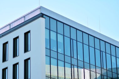 Modern mimarisi, cam ve çelik. Soyut mimari tasarım.