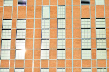 Kırmızı tuğla binalar canlanmış